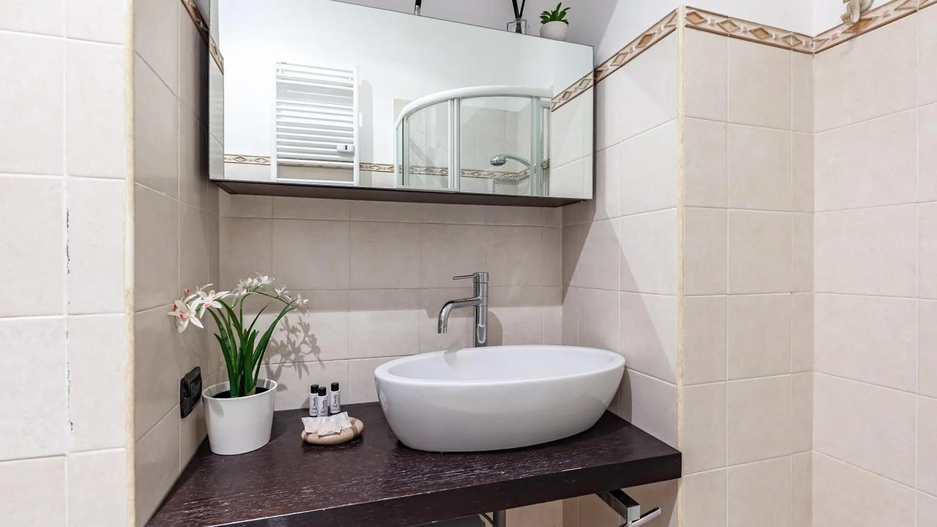 Hostly-Volturno Suite Apartment-Center Of Rome Italy